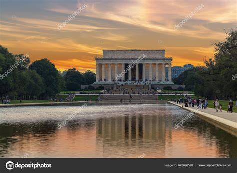 Lincoln Memorial Reflecting Pool Viewed World War Memorial Stock Photo ...