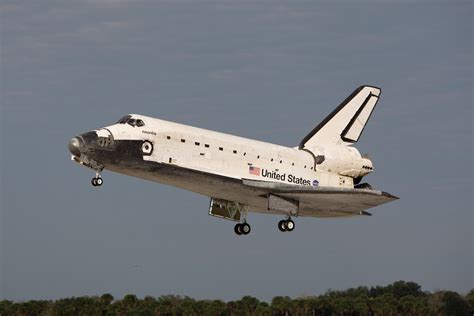 File:Space Shuttle Atlantis landing at KSC following STS-122.jpg ...