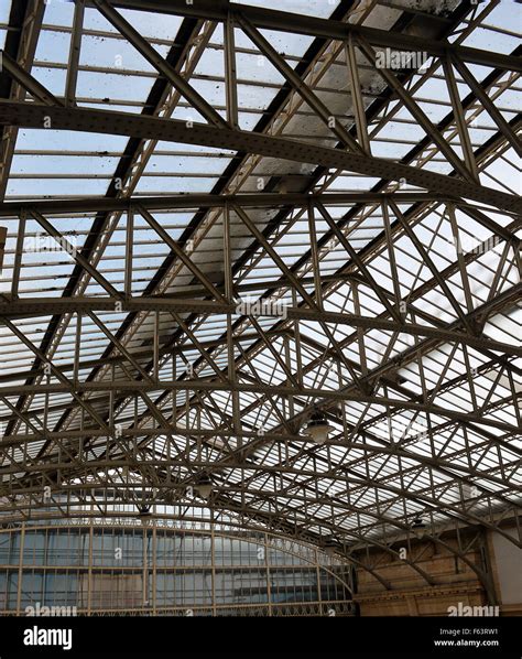 Glass above curved roof trusses at concourse, Aberdeen Station ...