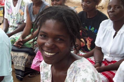 File:Angolan women.jpg - Wikimedia Commons