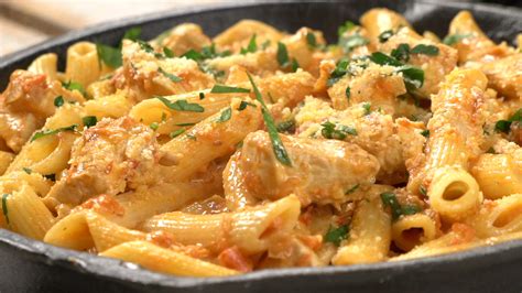 Receta fácil de Pasta con pollo y tomate con su Preparación【 2024