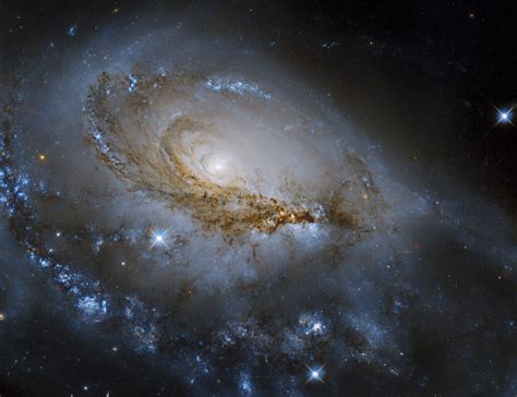 Hubble Sees a Spiral Galaxy With a Supermassive Black Hole Feasting at ...