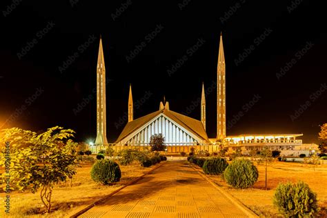 Foto Stock Night view of Shah Faisal mosque is the masjid in Islamabad ...