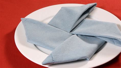 15 DIY Napkin Folding Techniques for a Fancy Dinner Table