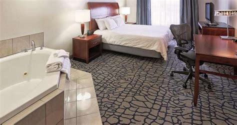 8 Hotels With Hot Tub In room in Louisville, KY, and Nearby