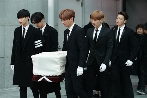 Colegas de banda de Kim Jong-Hyun carregam caixão de astro em funeral ...