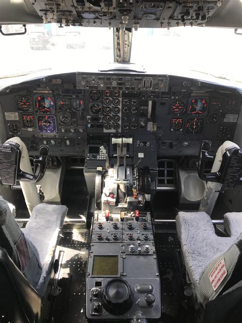 Cockpit of a 737-200 : r/aviation