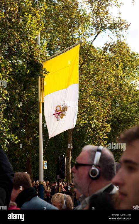 Flag of Vatican City flying in the Mall in London Stock Photo - Alamy