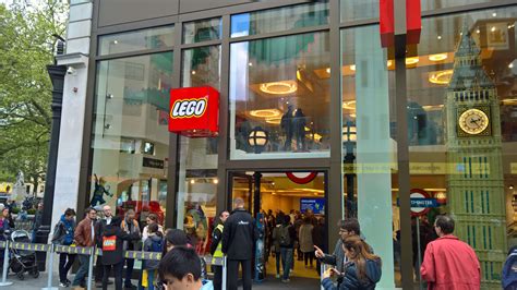 LEGO Brand Store London (photo brand pilots) - Brand Growth Inspiration