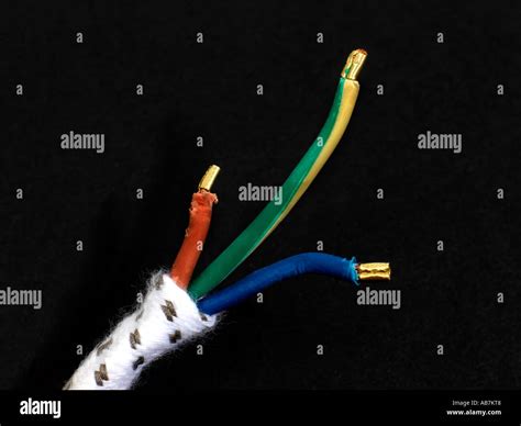 Three Core Cable with Brown Live Wire Green and Yellow Earth Wire and ...