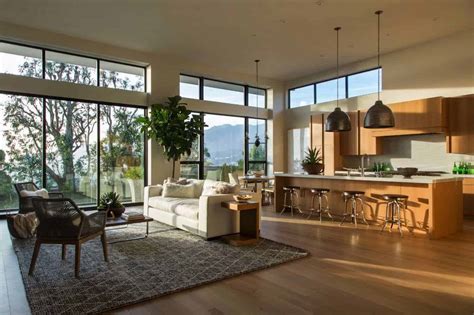 Luxurious modern home overlooking the Los Angeles skyline