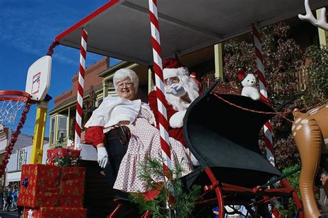 7 Christmas Parade Float Ideas | LoveToKnow