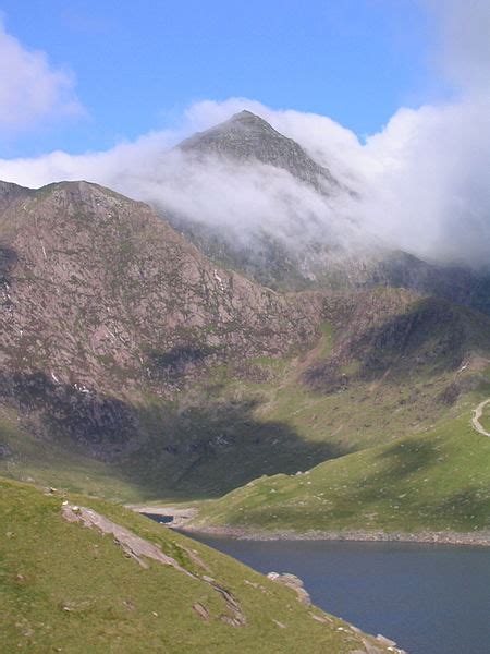 Climbing Snowdon (Your Guide To Wales' Beautiful Mountain!)