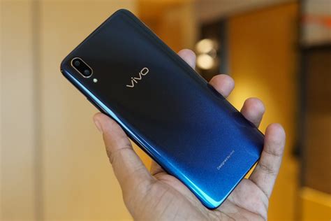 Vivo V11 Pro has the flagship defining features, sans the flagship price