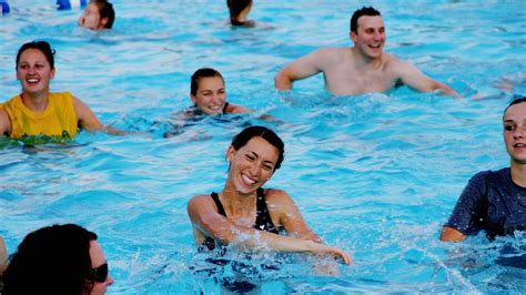 Aqua Aerobics | Discover the benefits and equipment of aqua aerobics