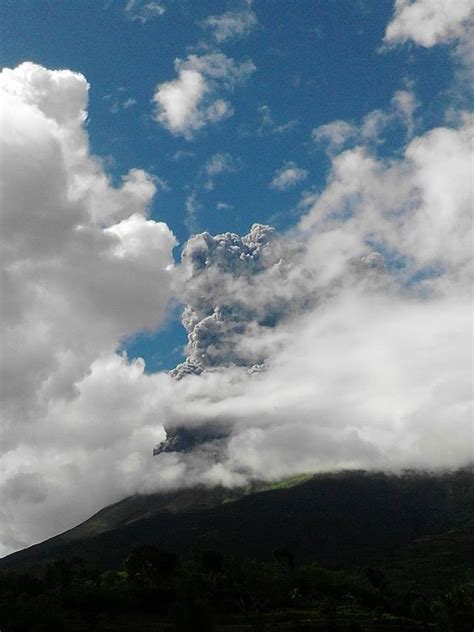 Kanlaon Volcano erupts in Philippines - Strange Sounds