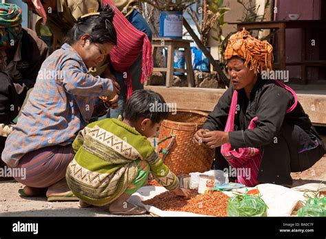 Local bamar people shopping alongside Pa-O tribals at Aungban on market ...