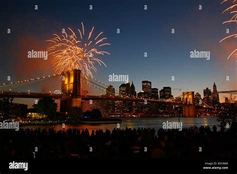 Brooklyn bridge fireworks hi-res stock photography and images - Alamy