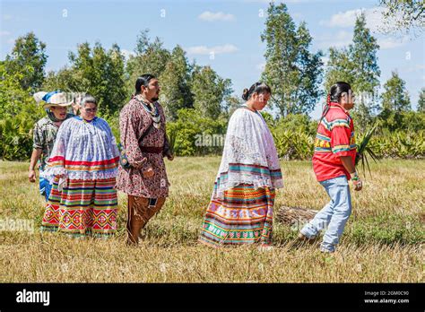 Seminole people dance hi-res stock photography and images - Alamy