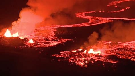 Kilauea volcano turns eerie as lava burns red against darkness of ...