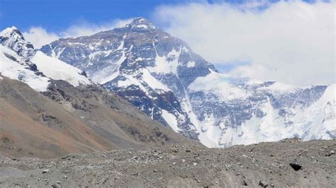 China closes its Everest base camp to tourists - BBC News