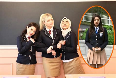 Snap Photo with Wearing K-POP Idol Style School Uniform - Asia Trend