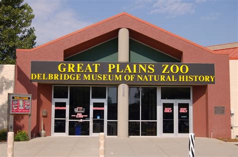 an entrance to a museum with the words great plains zoo on it's front