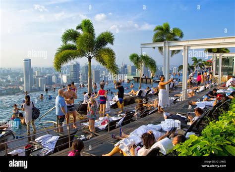 Infinity pool at Marina Bay Sands Hotel, Singapore Stock Photo - Alamy