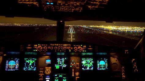 VIDEO Cockpit view of A330 landing by night at Paris CDG - AIRLIVE