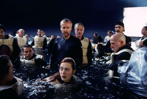 Titanic: 2. Reżyser i scenarzysta filmu-James Cameron.