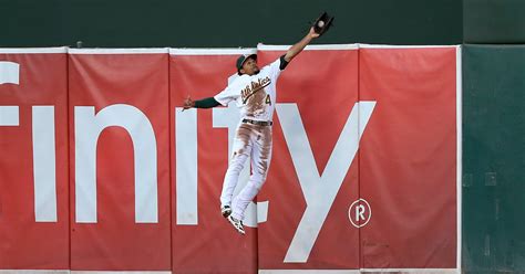 Coco Crisp makes amazing catch to rob a home run