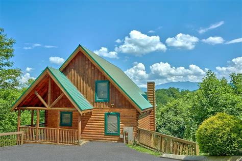 A Mountain View Theater Lodge Cabin in Pigeon Forge w/ 4 BR (Sleeps12)