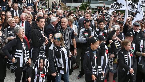 Collingwood 125th anniversary: Famous former Magpies march with fans to ...