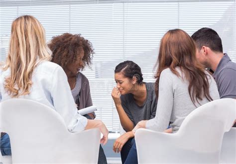 Gruppentherapiesitzung Mit Dem Therapeut- Und Kundenumarmen Stockfoto ...