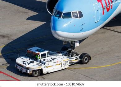 595 Airplane Pushback Tractor Images, Stock Photos & Vectors | Shutterstock