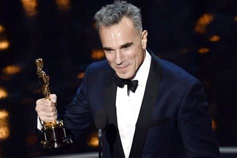 2013 Oscars – Daniel Day Lewis Unsurprisingly Scores Best Actor Win [VIDEO]