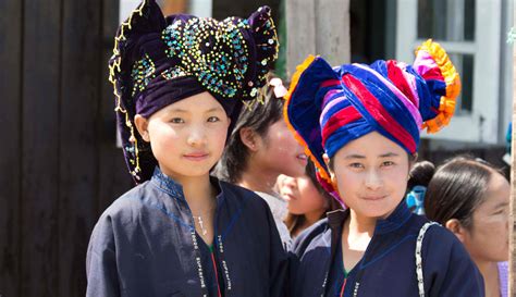 Pa'O ladies at Phuang Daw Oo Pagoda Festival, Inle Lake, Myanmar ...