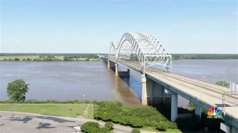 River traffic reopens on Mississippi River near damaged Memphis bridge