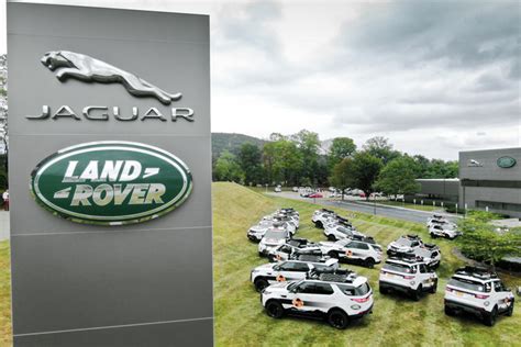 Land Rover Dealerships Set For An Off-Road Battle | CarBuzz