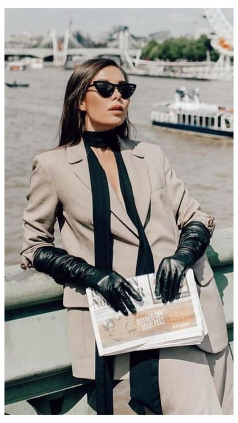 Arriba 31+ imagen long leather gloves outfit - Abzlocal.mx