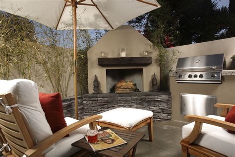 6 Awesome Outdoor Kitchens With Fireplace To Check Out - Outdoor ...