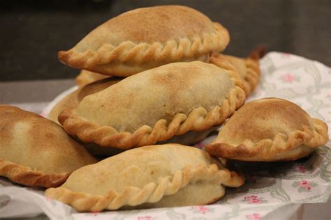 Argentinische Empanadas mit Rindfleisch und selbstgemachtem Teig / Das ...