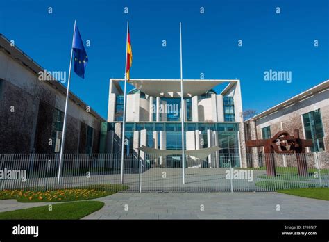 Federal chancellery building berlin hi-res stock photography and images ...