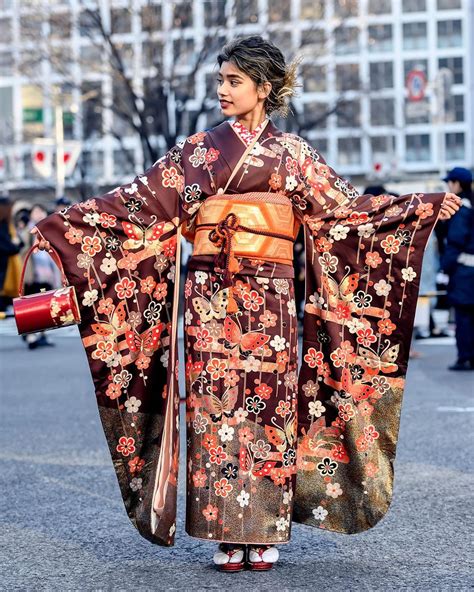 Tokyo Fashion: Traditional Japanese furisode kimono on the streets of ...