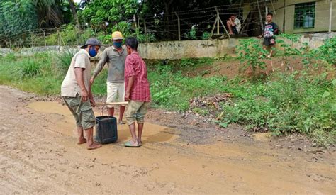 Sering Dilewati Kendaraan Melebihi Tonase, Jalan Rusak Parah | penasatu.com