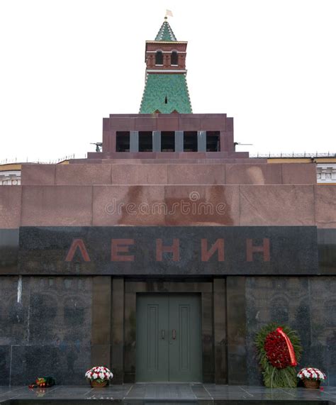 Red Square Lenin Mausoleum editorial image. Image of flowers - 80690130