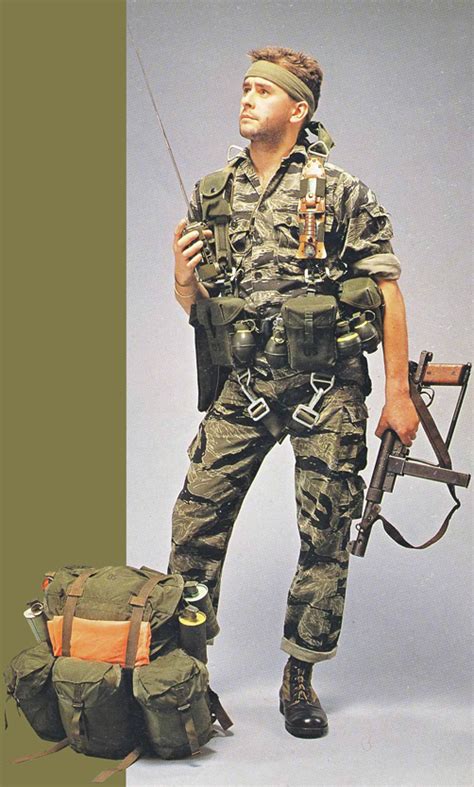 Ł VIETNAM: US UNIFORMS IN COLOUR PHOTOGRAPHS