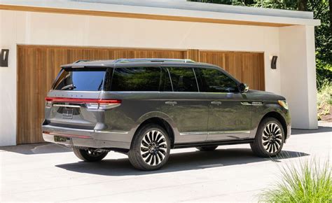 2023 Lincoln Navigator Review, Pricing, and Specs