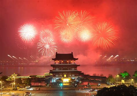 WHY THE CHINESE ARE CRAZY FOR FIREWORKS | Welum | Chinese new year eve ...