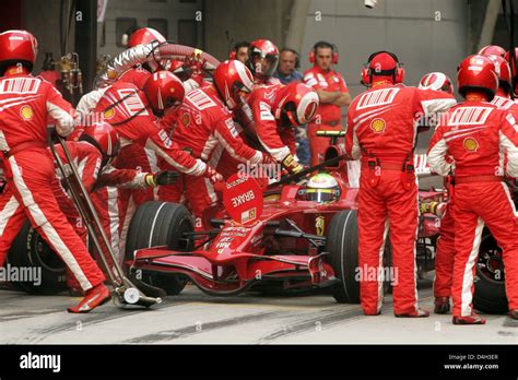 F1 pit crew hi-res stock photography and images - Alamy